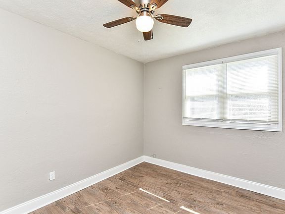 2nd image of 400 Summit Dr APT 4A