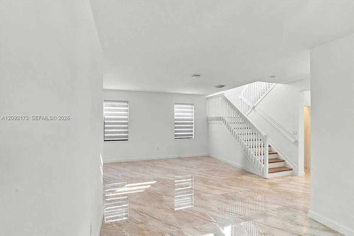 5 bed, 4.5 bath, 2833 sqft, $6,000 — Photo 2