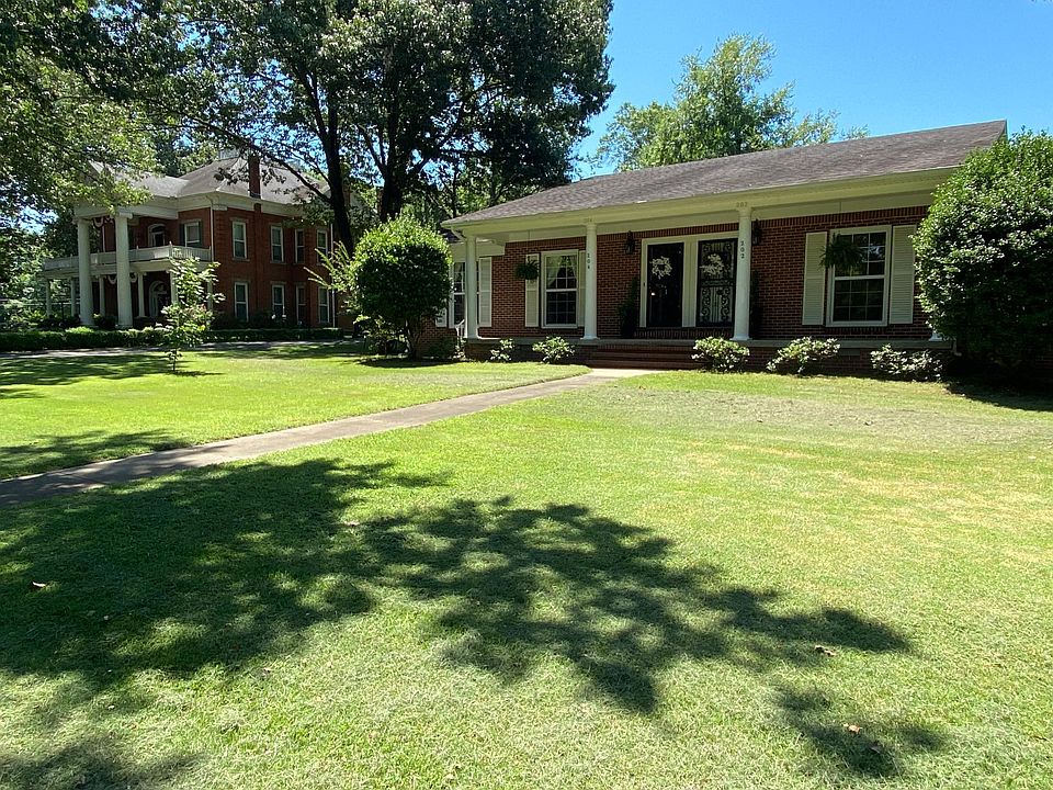 Front yard (204 on the left).