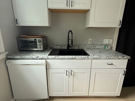 3rd image of 231 Morgan St #4