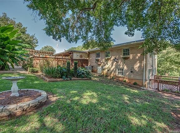 3rd image of 2637 Hill Ln
