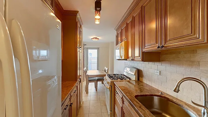 Sold by Thomas Lipovetsky, LREB | media 5