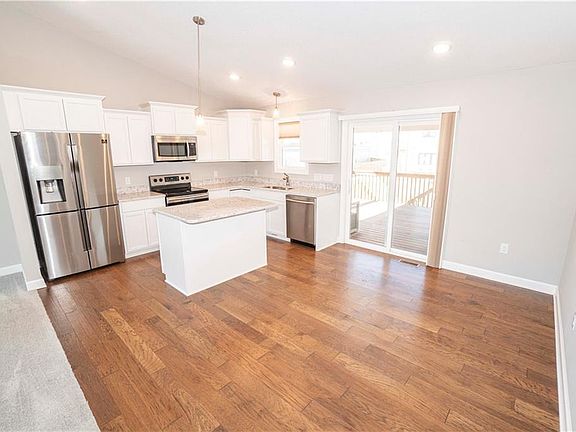 4th image of 2410 SE Maxwell Dr