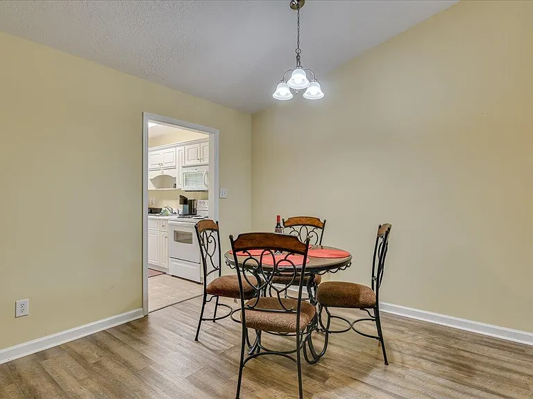 540 Edgecliff Ln — Photo 9