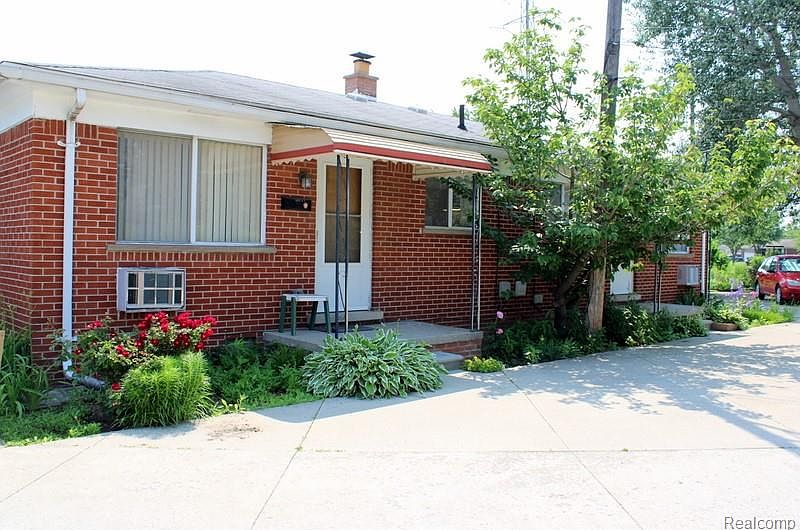 1st image of 2361 Ferris Ave