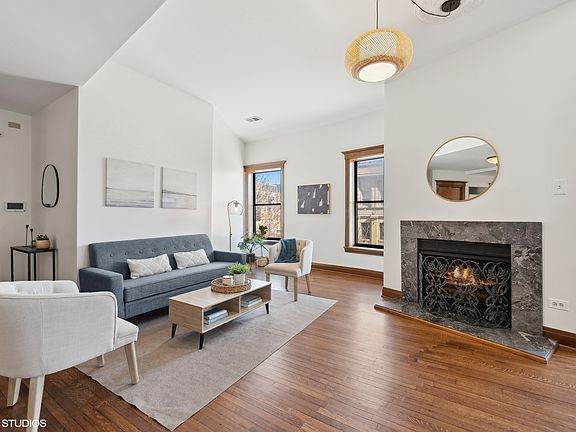 2nd image of 4208 N Kenmore Ave APT 3C