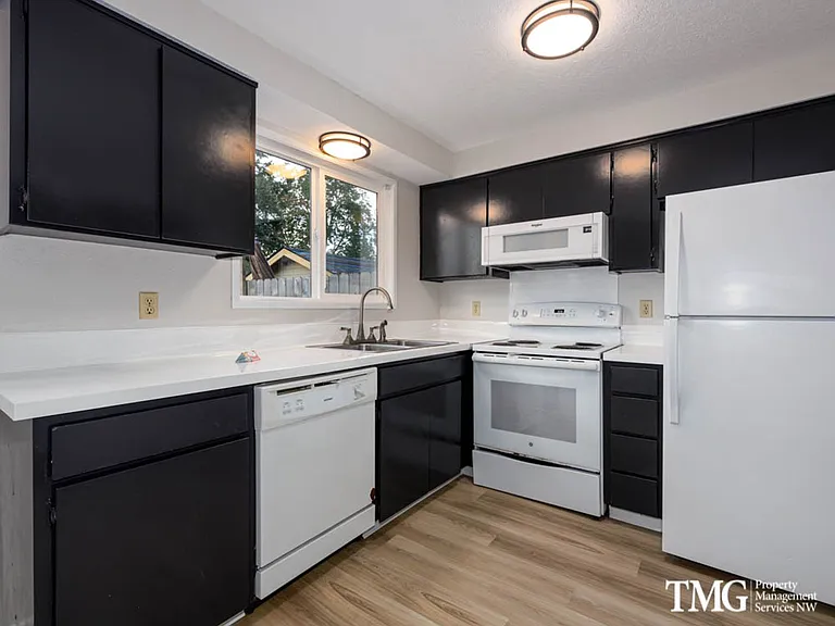 Brentwood Apartments — Photo 15