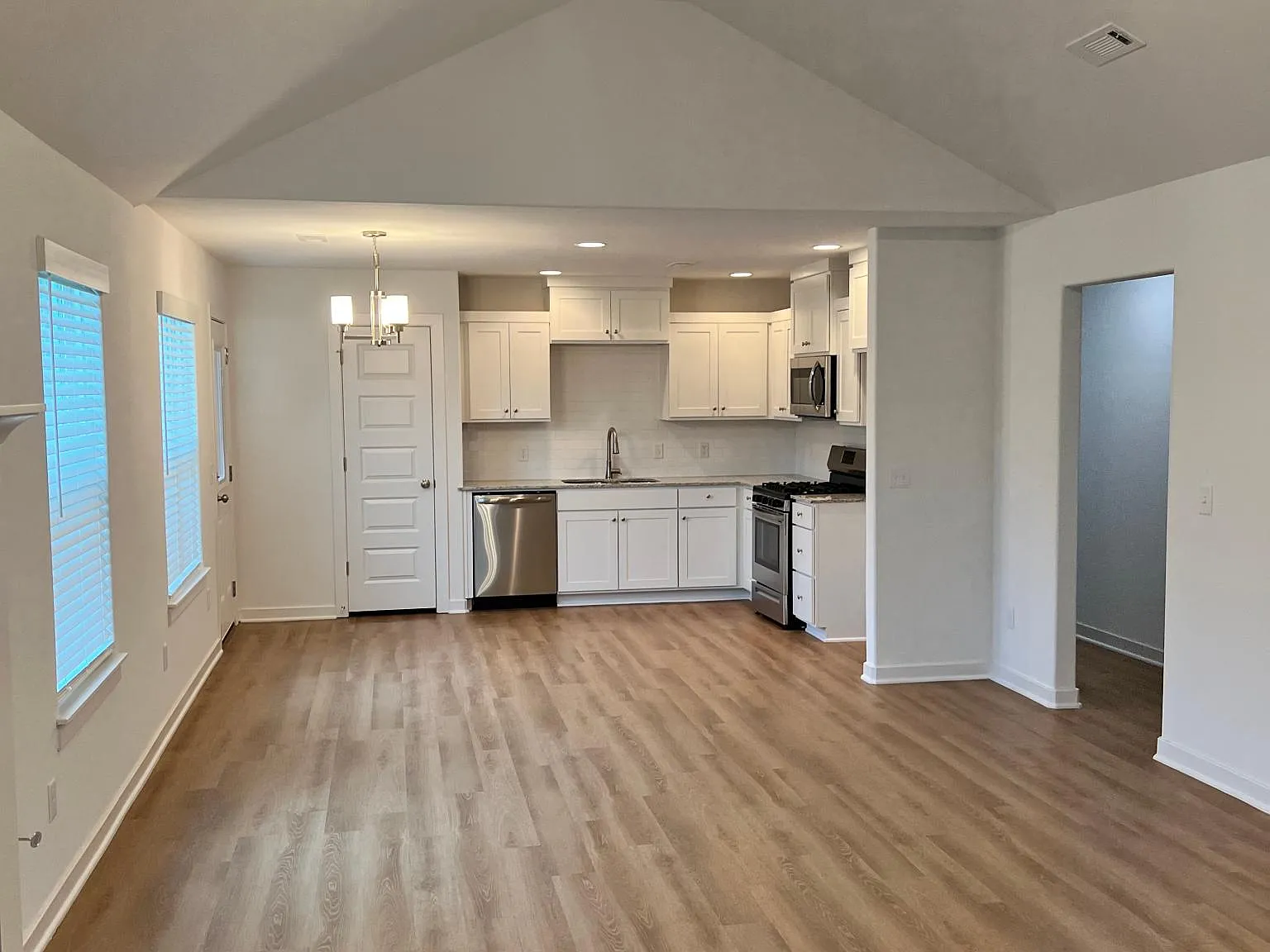 3 bed, 1356 sqft, $1,595 — Photo 3