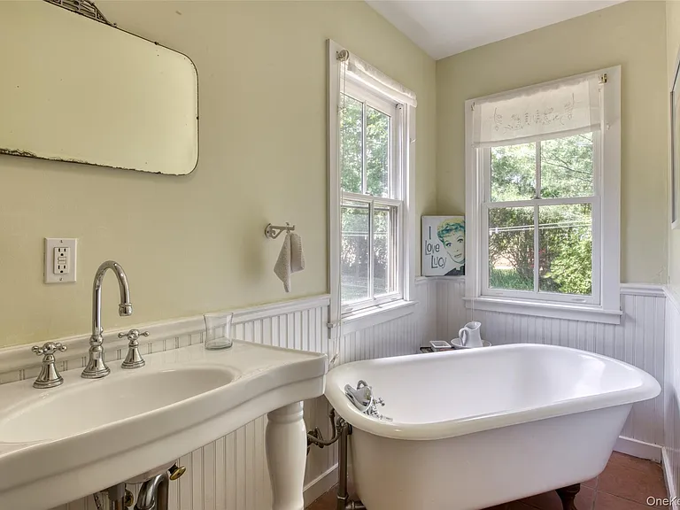 733 Herricks Ln — Photo 8