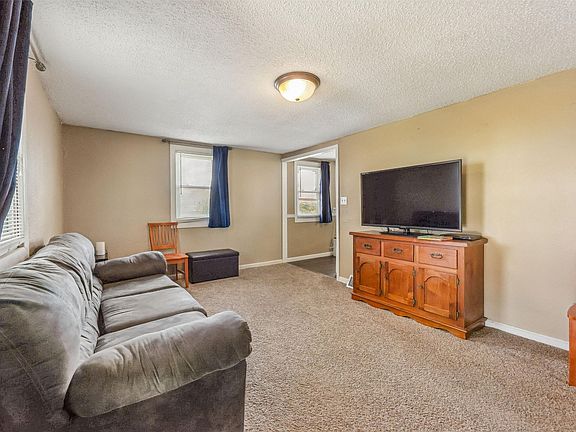 5th image of 213 N Walnut Ave