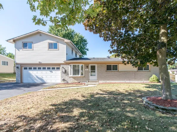 1404 Cardigan Dr, Oxford, MI 48371