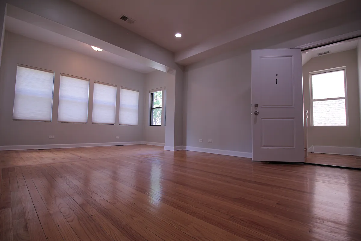 Living Room & Entrance - 4711 N Monticello Ave