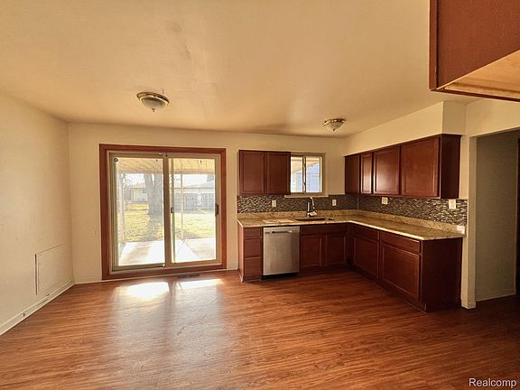 3rd image of 5004 Hayes St