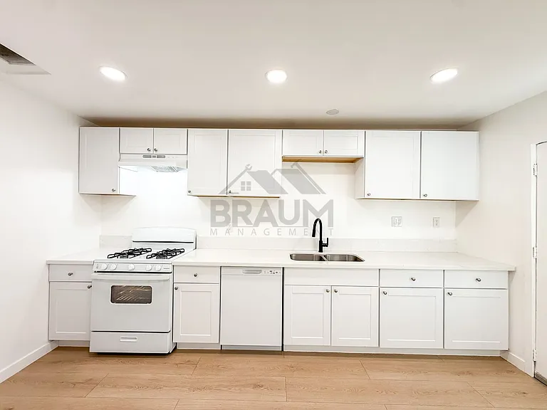 15550 Vanowen St — Photo 6