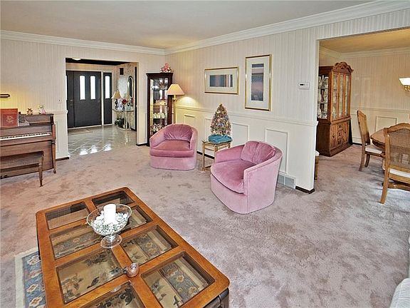 3rd image of 122 Carrie Ann Dr