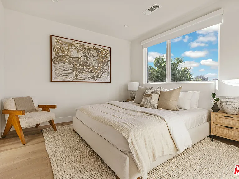 3222 S Barrington Ave — Photo 9