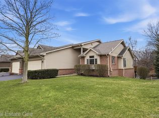 2264 Willow Tree Dr, Brighton, MI 48116