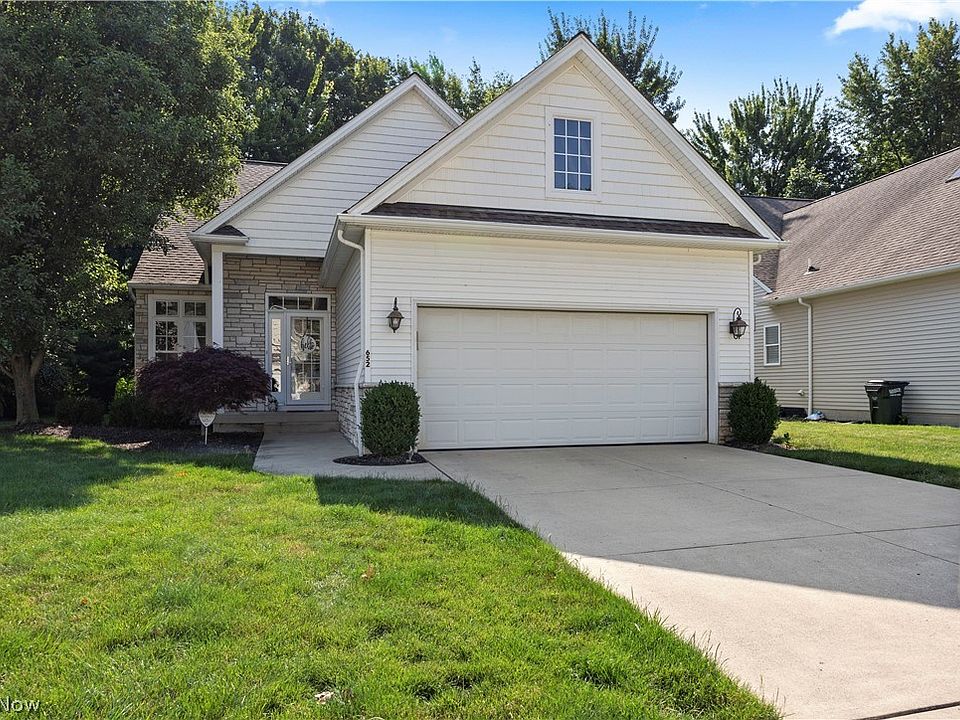 1st image of 652 Lakeside Dr