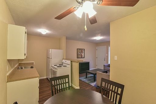 1st image of 218 W Pioneer Pkwy APT 01