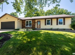 5824 Oakbrook Rd, Davenport, IA 52806