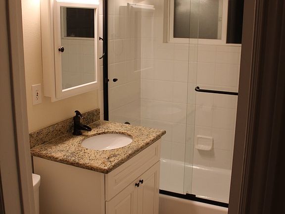 4th image of 432 Rosecrans Ave APT B