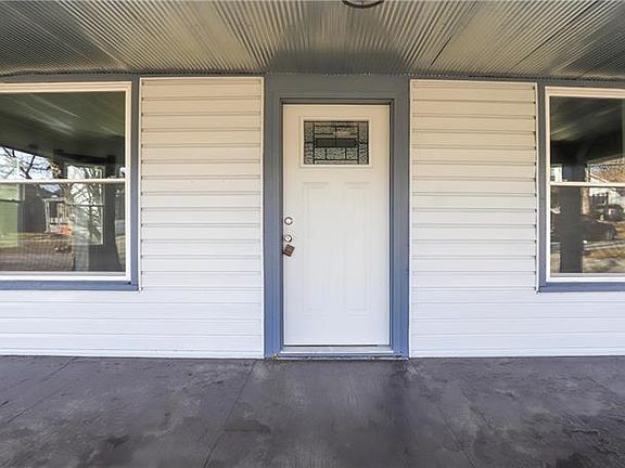 3rd image of 136 Allcutt Ave