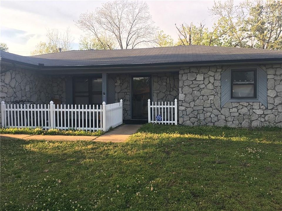 2nd image of 2306 Crest Dr