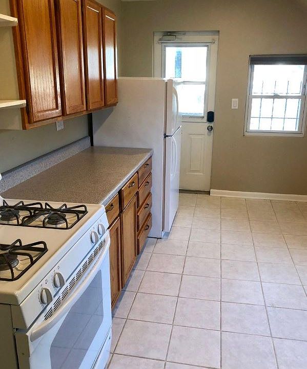 1st image of 3852 N Hermitage Ave #3