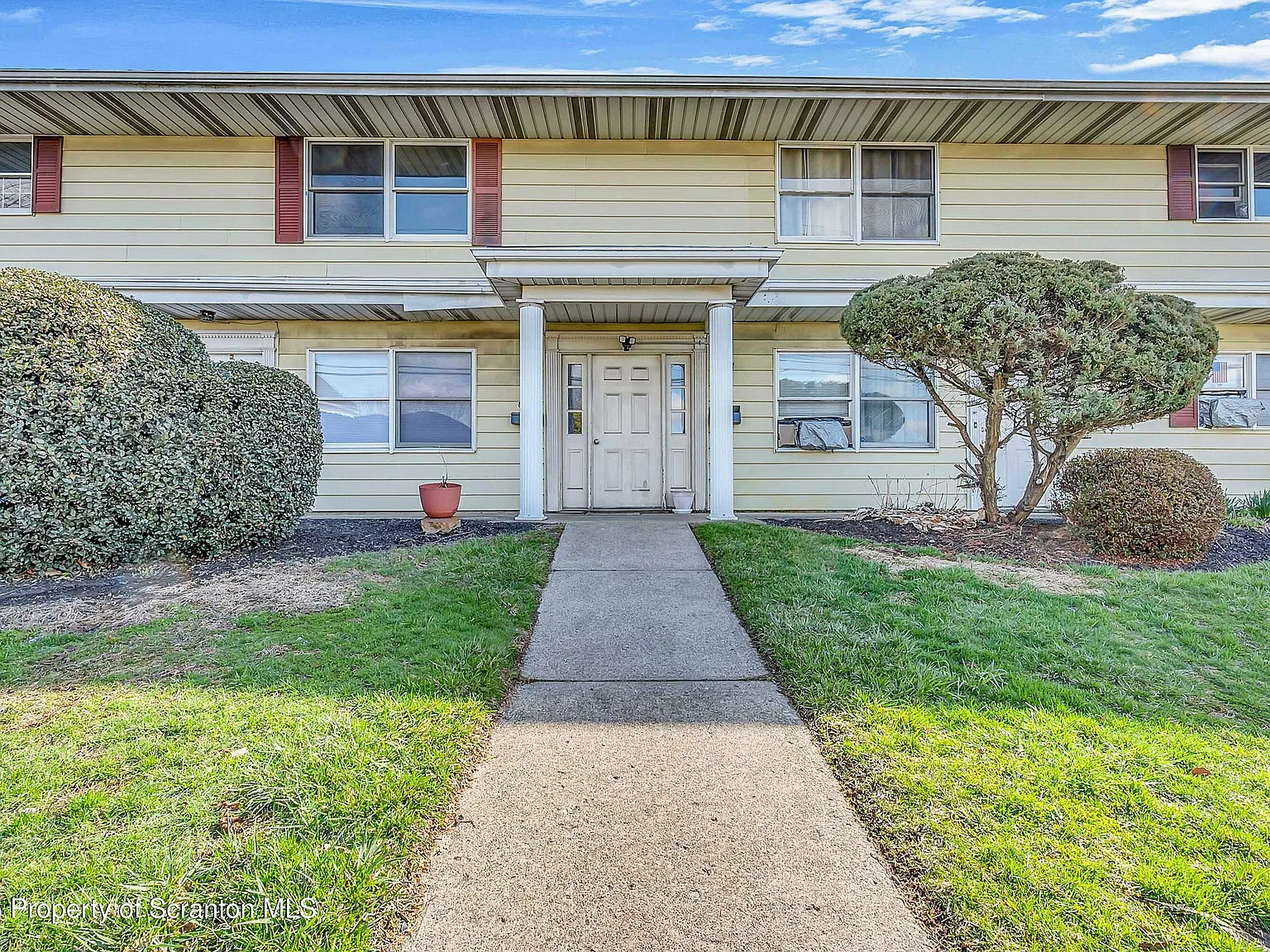 2 bed, 1.0 bath, 1056 sqft, $1,350 — Photo 2