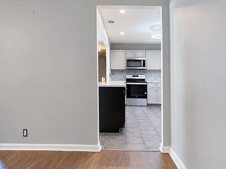 1621 Cloverdale Dr — Photo 7