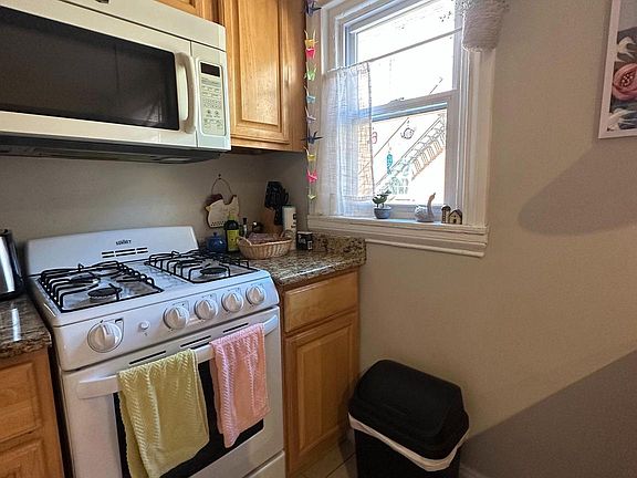 5th image of 910 Clinton St APT 3R