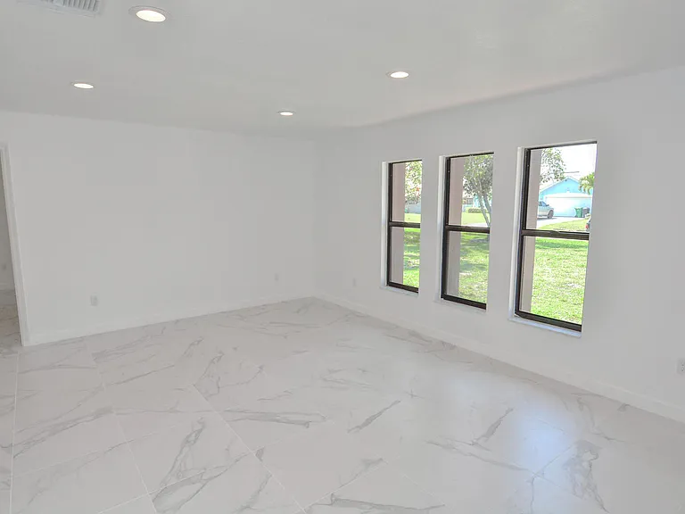 943 SE Browning Ave — Photo 12