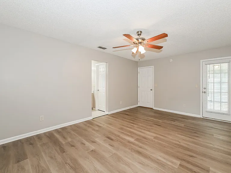 550 Whitfield Rd — Photo 11