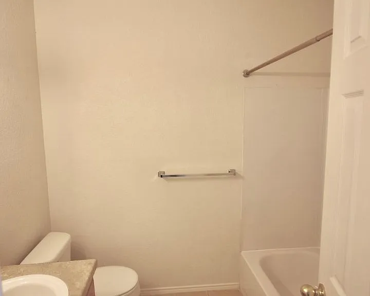 112-114 Collett Ct — Photo 13