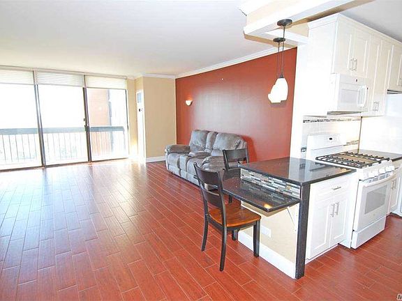3rd image of 27010 Grand Central Pkwy APT 32T