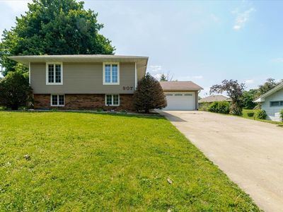 907 S Quincy St, Clinton, IL, 61727