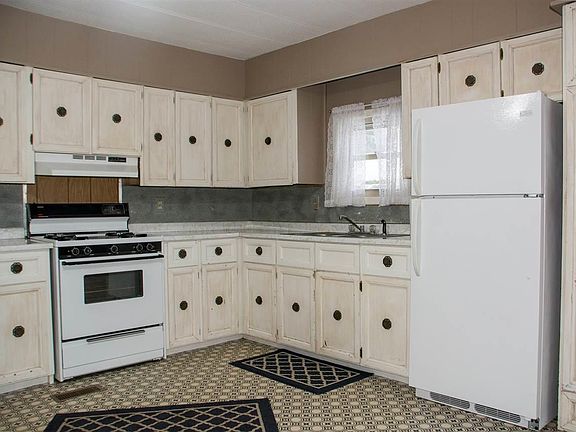 3rd image of 3415 N Circle Dr NE