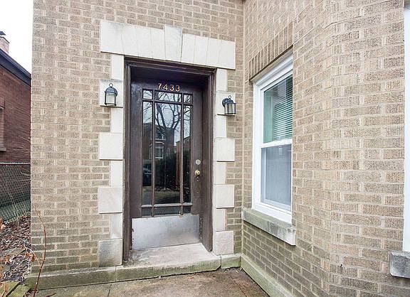 3rd image of 7433 N Claremont Ave #G