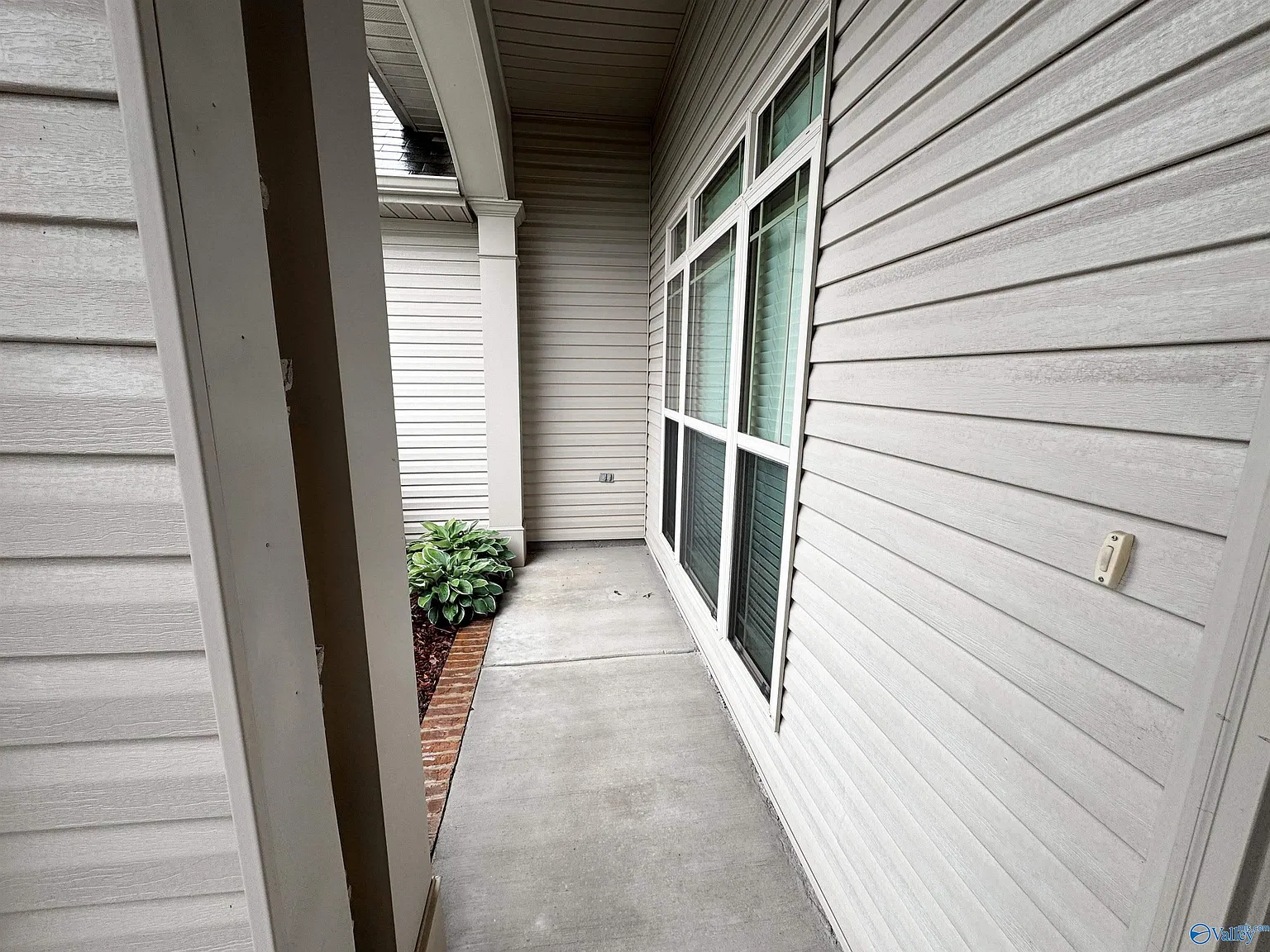 3 bed, 2.0 bath, 2220 sqft, $2,295 — Photo 4