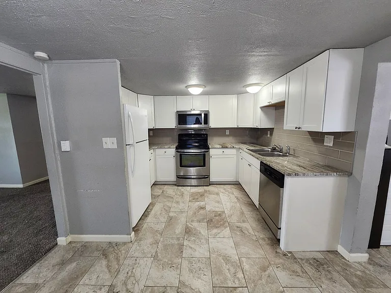 1327 Tunis Ave — Photo 8