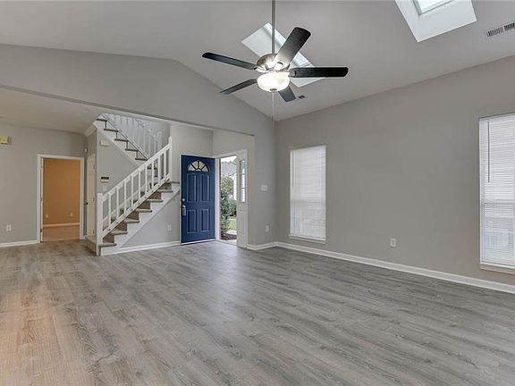 4th image of 414 Belmont Cir