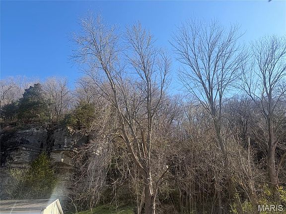 3rd image of 611 Bluff Rd