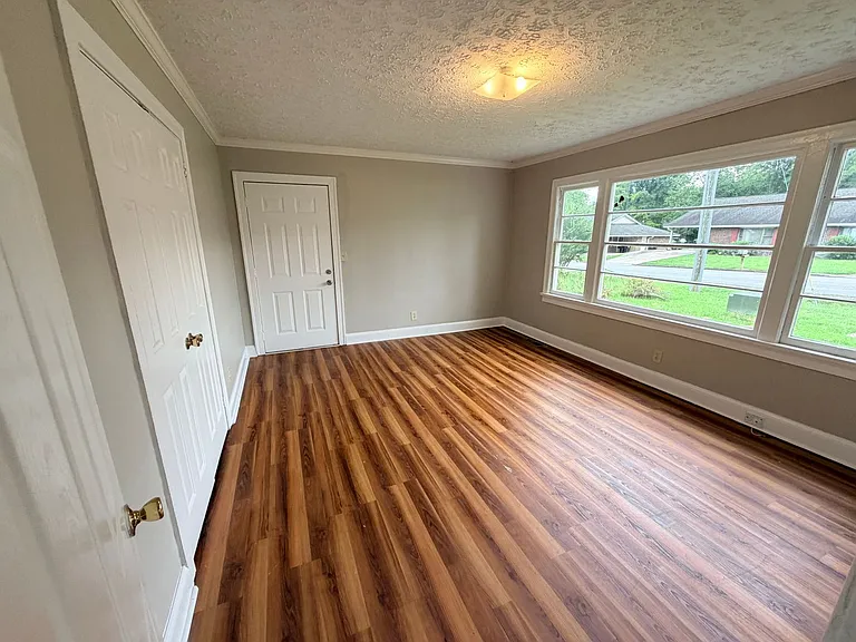 136 Williamson St SW — Photo 3