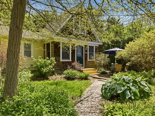 25 Warren Ave, Middletown, RI 02842