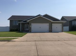 2319 6th St W, Dickinson, ND 58601