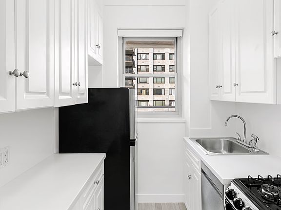 5th image of 300 E 57th St APT 13E