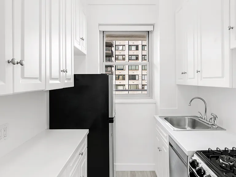 300 E 57th St #13E — Photo 5
