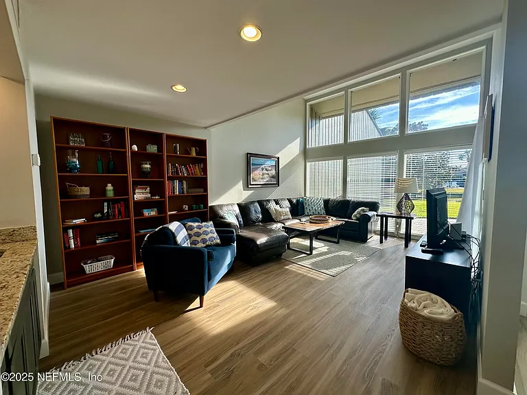 9942 Sawgrass Dr E — Photo 16