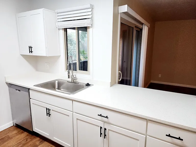 Broadway Proper Apartment ** One Month Free**W/D Included — Photo 10