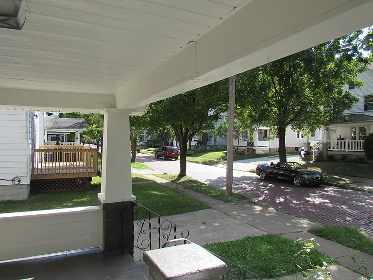 1031 Collinwood Ave — Photo 2
